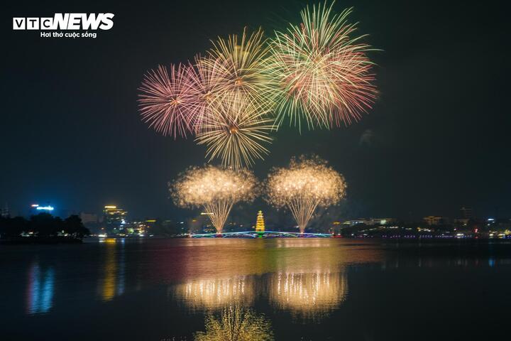 Pháo hoa rực rỡ liên tiếp vút lên, nhuộm sáng bầu trời trước ngày Giỗ Tổ.