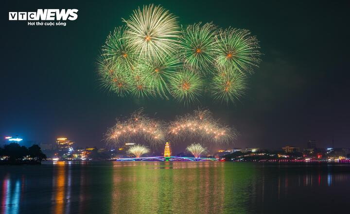 Đúng 21h, các dàn pháo hoa nổ tầm cao và tầm thấp lần lượt được bắn lên tại cầu đi bộ Công viên Văn Lang, trong sự hò reo thích thú của người dân địa phương và du khách.