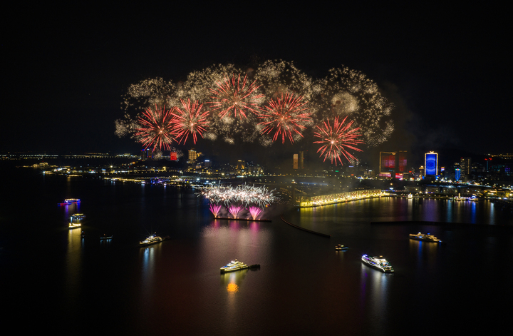 Màn pháo hoa rực rỡ bên bờ di sản trong đêm khai trương.