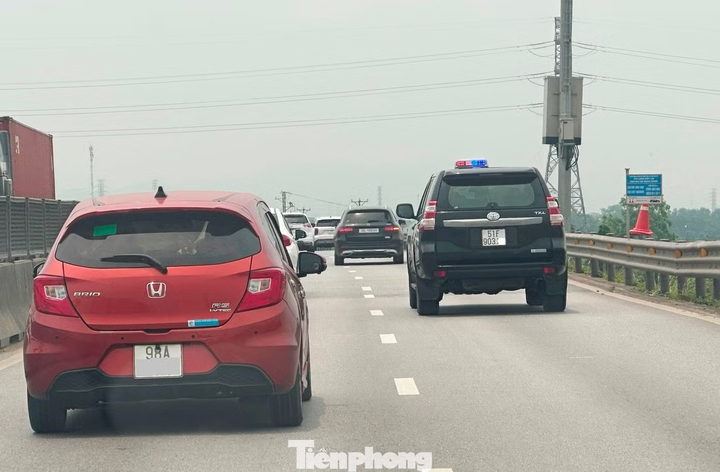 Ngày 25/4 là ngày đầu nghỉ lễ dịp Giỗ Tổ nên lưu lượng xe lưu thông trên cao tốc Bắc Nam rất đông, nhưng xe 51F-903xx biển trắng đã dùng còi hú và đèn xoay để lưu thông vượt tốc độ cho phép.