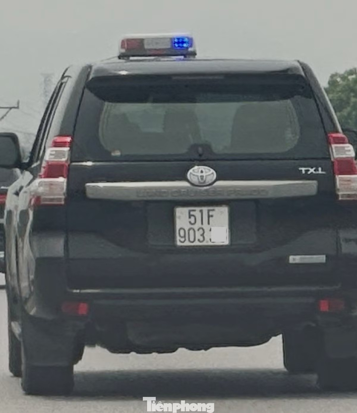 Hình ảnh cận cảnh xe biển trắng 51F-903xx được người tham gia giao thông ghi lại.