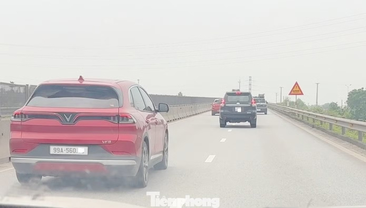 Xe 51F-903xx lưu thông chiếm cả hai 2 làn đường.