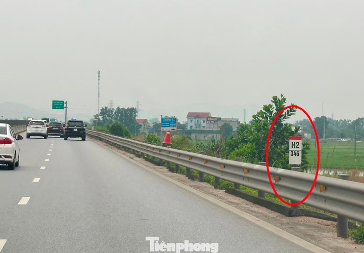 Xe 51F-903xx lưu thông trên cao tốc Nghi Sơn - Diễn Châu đoạn qua vị trí cột lý trình H2/346 vào thời điểm 11h15 sáng 25/4.