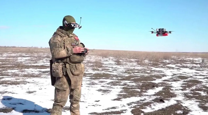 Binh lính Nga điều khiển UAV. Ảnh tvzvezda.ru