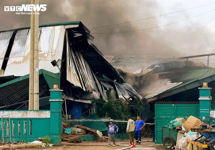 Nhà máy, nơi xảy ra vụ cháy trong tình trạng vẫn đang cháy, sập mái.