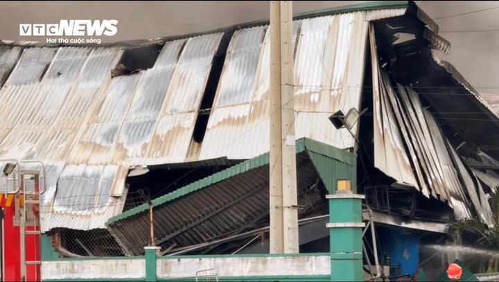 Đến thời điểm hiện tại, lực lượng chức năng tỉnh Gia Lai vẫn đang nỗ lực dập lửa và chưa xác định được nguyên nhân vụ cháy