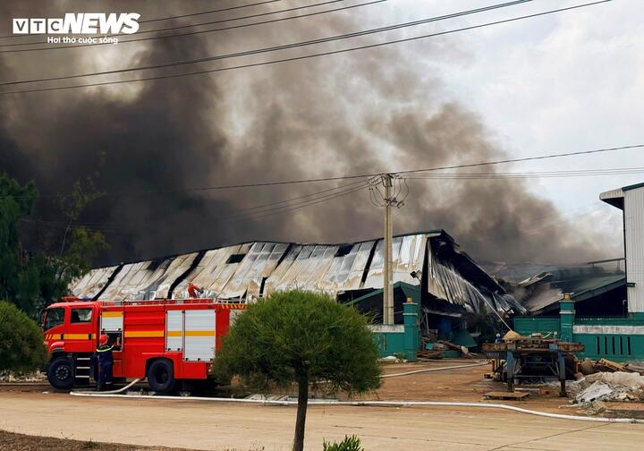 Tại hiện trường, hàng trăm cán bộ, chiến sỹ và phương tiện Phòng Cảnh sát PCCC và CNCH Công an tỉnh Gia Lai đang nỗ lực dập lửa, cứu hộ.