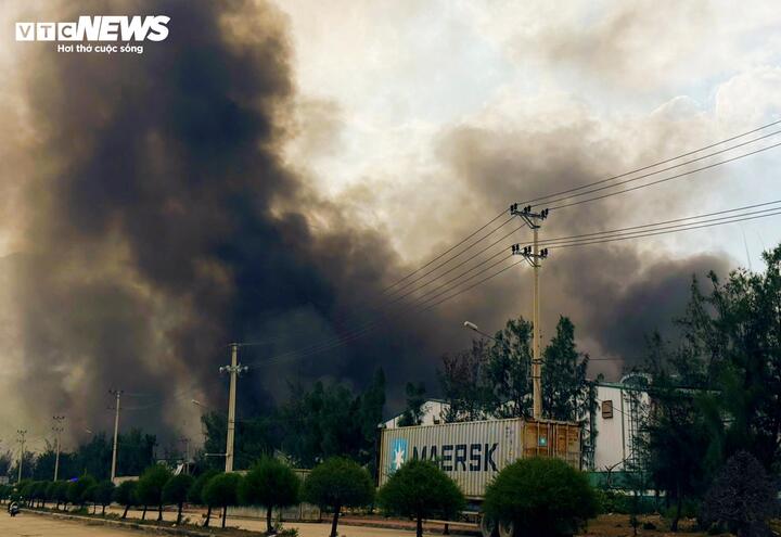 Sáng 26/4, ghi nhận của PV Báo Điện tử VTC News, tại một nhà máy thuộc Khu kinh tế Nhơn Hội (phường Quy Nhơn Đông, tỉnh Gia Lai) xuất hiện đám cháy lớn với những cột khói đen cao hàng chục mét, bao trùm.