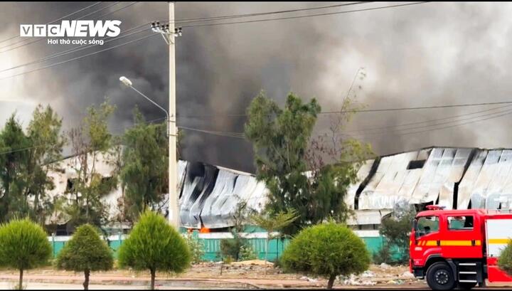 Lửa hiện vẫn đang cháy bên trong nhà máy, tuyến đường đi qua nhà máy đang được lực lượng chức năng phong tỏa, không cho người và phương tiện qua lại.