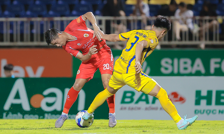 CLB Công an Hà Nội đấu với Sông Lam Nghệ An ở vòng 20 V.League. (Ảnh: VPF)