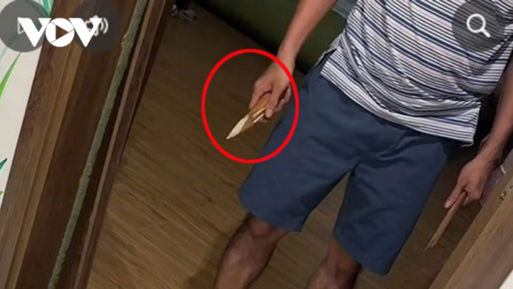 Cái cây đã bị gãy sau khi chủ nhà cầm đánh vào người thợ.