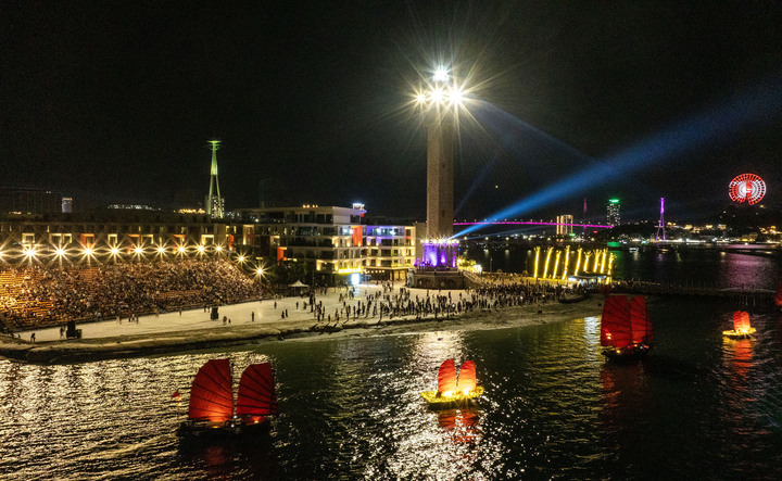 Tâm điểm của đêm khai trương là màn thủy diễn thuyền buồm đỏ - hình tượng biểu trưng của du lịch miền di sản.