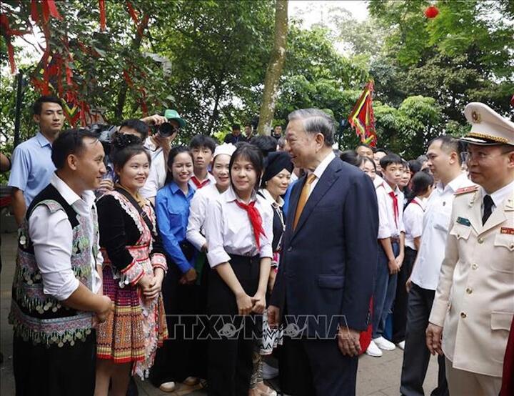 Tổng Bí thư, Chủ tịch nước Tô Lâm với các tầng lớp nhân dân tại Khu di tích lịch sử Quốc gia Đặc biệt Đền Hùng. Ảnh: Thống Nhất/TTXVN