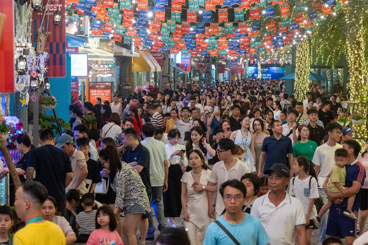 Hệ thống 100 ki-ốt ẩm thực đa dạng, kết hợp đặc sản địa phương với phong vị quốc tế, góp phần hoàn thiện hệ sinh thái giải trí - ẩm thực về đêm.