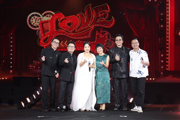 Bằng Kiều, Mỹ Linh song ca "Trái tim không ngủ yên" khiến nhiều khán giả trong đó có MC Thảo Vân, BLV Tạ Biên Cương thích thú.