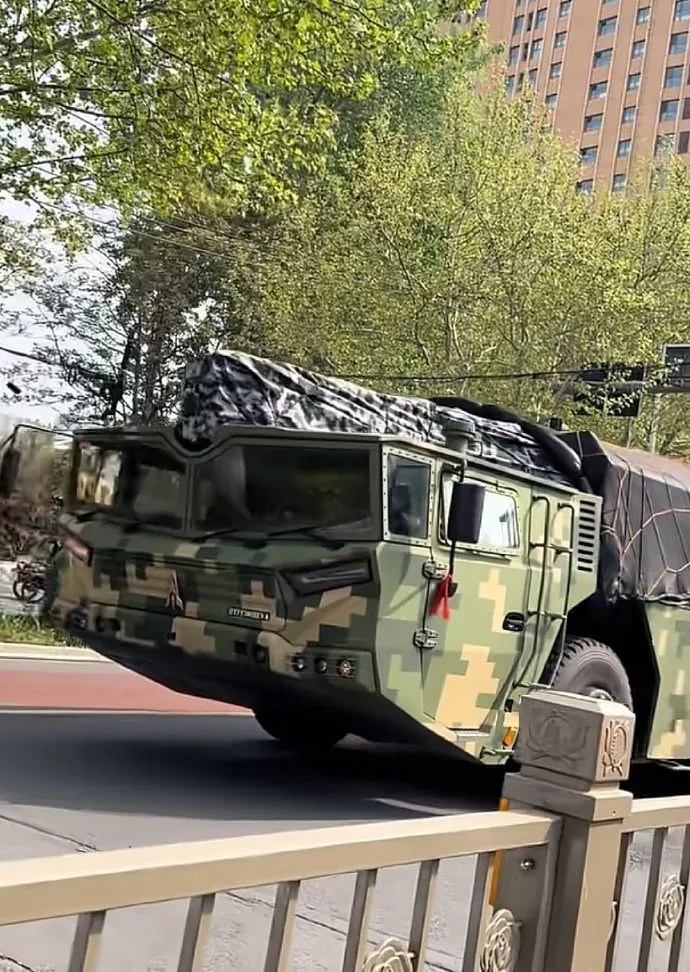 Hình ảnh cho thấy hệ thống Dongfeng-27 đã xuất hiện trên đường phố tại một thành phố của Trung Quốc vào tháng 4 năm 2026. Ảnh Topwar