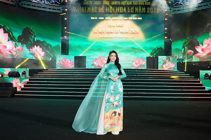 Xuất hiện tại chương trình nghệ thuật thuộc khuôn khổ Lễ hội Hoa Lư, Hoa hậu Phan Thị Mơ ghi điểm bởi nhan sắc rạng rỡ khi sải bước trong tà áo dài truyền thống.