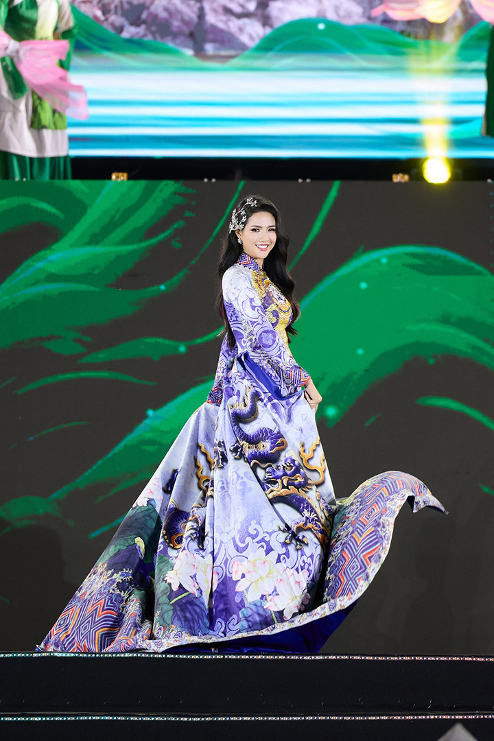 Khi được hỏi về cảm xúc khi góp mặt trong chương trình, Hoa hậu Phan Thị Mơ cho biết cô cảm thấy vinh dự khi được trở thành một phần của một sự kiện văn hóa, nghệ thuật quy mô lớn.