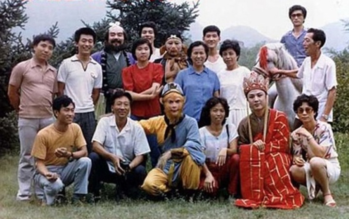 Đạo diễn Dương Khiết cùng đoàn làm phim "Tây du ký".