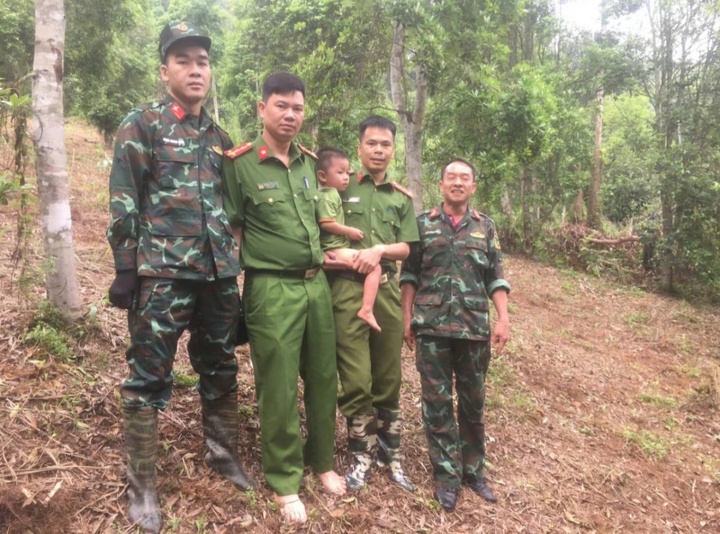 Lực lượng chức năng tìm thấy và đưa cháu bé trở về an toàn. (Ảnh: CA Thái Nguyên)