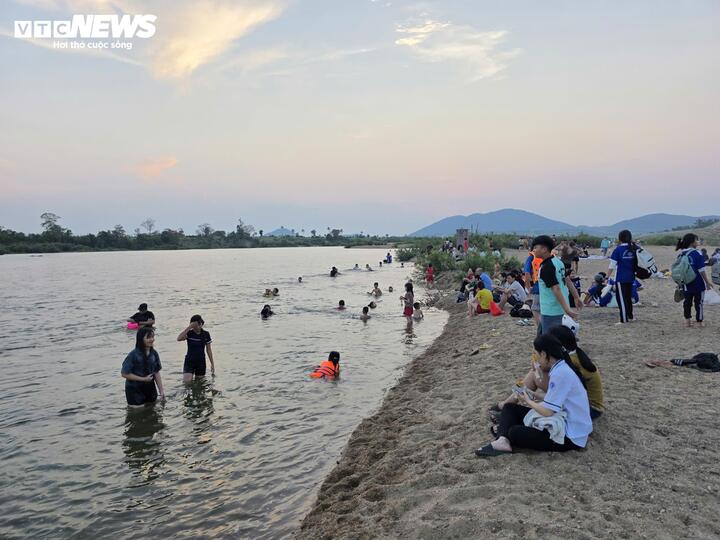 Chị Trương Thị Thấm (33 tuổi, xã Sơn Hòa) cho biết, do khoảng cách từ địa phương xuống biển Tuy Hòa khá xa, gần 100km, việc di chuyển mất nhiều thời gian và chi phí nên không phải ai cũng có điều kiện đi biển thường xuyên.“Vì vậy, khi có bãi cát này, mọi người kéo ra đây rất đông. Vừa có gió sông mát mẻ, vừa có cát trắng, nhìn cũng giống biển thật nên ai cũng thích”, chị Thấm chia sẻ.