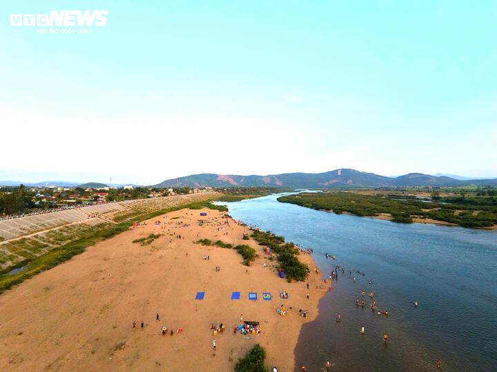 Thời điểm đông nhất thường rơi vào chiều muộn và các ngày cuối tuần, không khí nhộn nhịp kéo dài đến tận khuya.