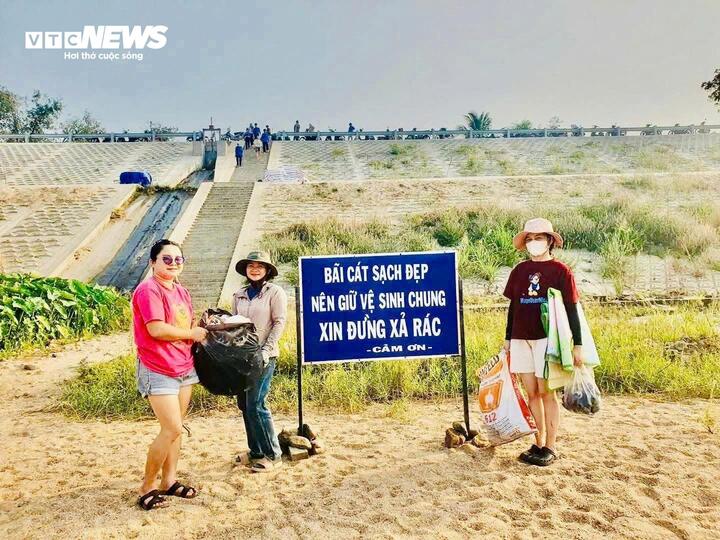 Không chỉ thu hút bởi cảnh quan tự nhiên, “bãi biển trên núi” còn ghi điểm nhờ ý thức giữ gìn môi trường của cộng đồng. Nhiều bạn trẻ và người dân địa phương đã chủ động thu gom rác thải, làm sạch bãi cát sau mỗi ngày đông khách.