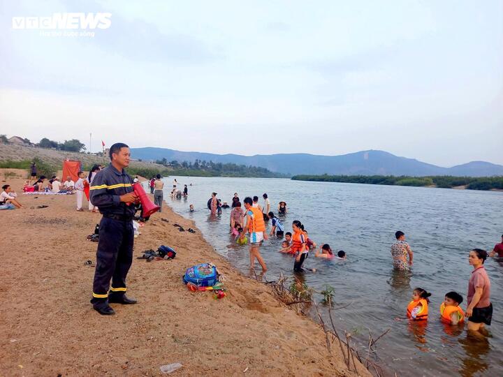 Chính quyền địa phương cũng tăng cường các biện pháp đảm bảo an toàn. Ông Sô Minh Chiến, Chủ tịch UBND xã Sơn Hòa, cho biết đã lắp đặt biển cảnh báo khu vực nước sâu, khuyến cáo người dân không bơi ra xa bờ, đồng thời tuyên truyền các hộ kinh doanh và du khách giữ gìn vệ sinh môi trường, đảm bảo an ninh trật tự.