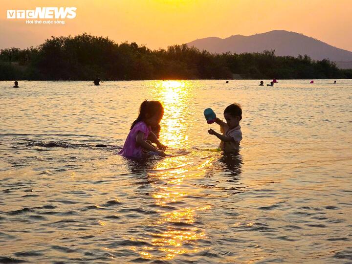 Cái tên “bãi biển Sơn Hòa” cũng từ đó mà ra đời, như một cách gọi vui nhưng đầy thích thú của người dân địa phương.