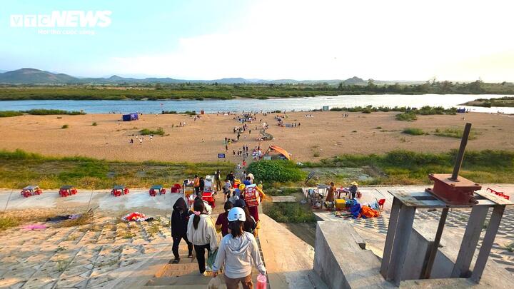 Ông Lê Văn Nguyên, một người dân trong khu vực, thậm chí còn tự bỏ tiền làm bảng nhắc nhở không xả rác.“Bãi cát sạch thì mọi người mới đến vui chơi lâu dài. Yêu thiên nhiên không chỉ là tận hưởng mà còn phải biết giữ gìn”, ông Nguyên nói.