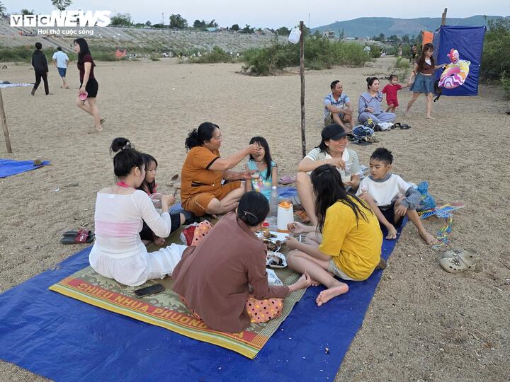 Đáp ứng nhu cầu vui chơi, khu vực này cũng bắt đầu xuất hiện các dịch vụ như cho thuê chiếu, đèn chiếu sáng, bán nước uống, đồ ăn vặt… giúp du khách có thể ở lại lâu hơn, đặc biệt vào buổi tối.