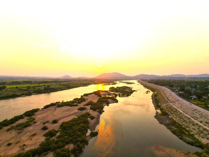 Bãi cát trắng mịn trải dài bên dòng nước xanh trong, điểm xuyết những gợn sóng lăn tăn khiến nhiều người ví von nơi đây như “bãi biển thu nhỏ”.