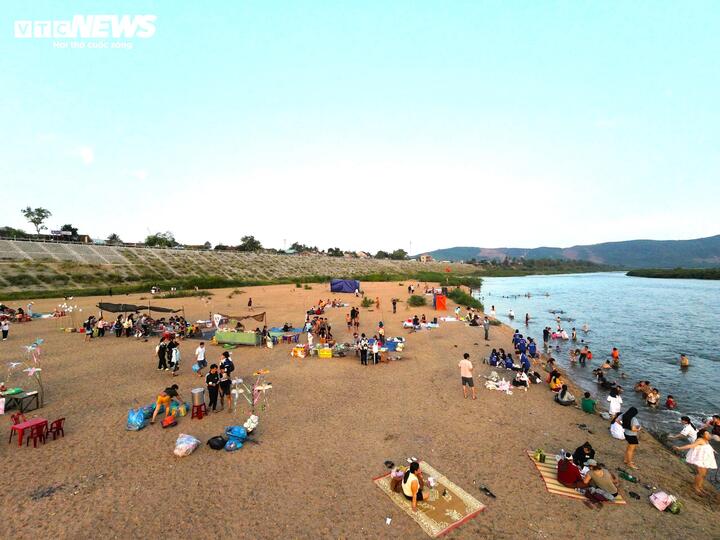 Theo người dân, bãi cát này mới hình thành sau trận lũ lớn hồi tháng 11/2025. Lượng cát bồi đắp dày, kéo dài ra phía lòng sông, tạo nên một không gian rộng rãi, sạch sẽ, rất thích hợp cho các hoạt động dã ngoại.