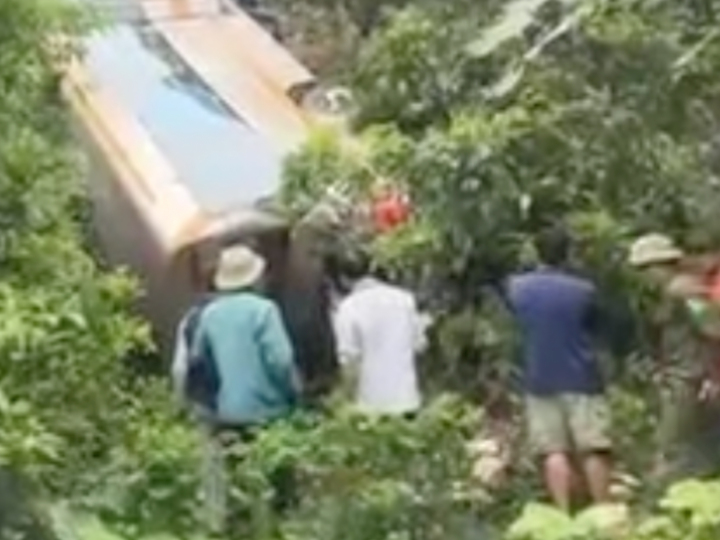 Xe khách rơi xuống vực ở Sơn La: Nhân chứng kể phút giây phá cửa, chạy đua cứu người - 2