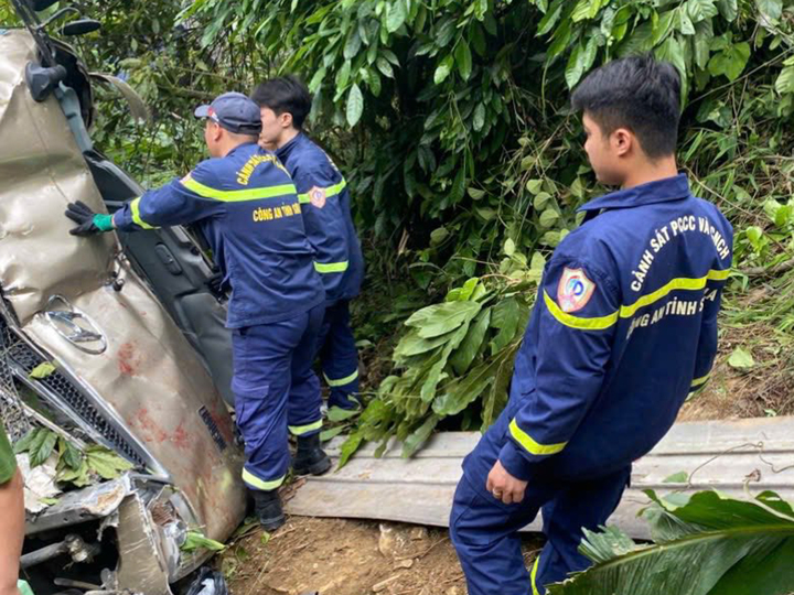 Xe khách rơi xuống vực ở Sơn La: Nhân chứng kể phút giây phá cửa, chạy đua cứu người - 3