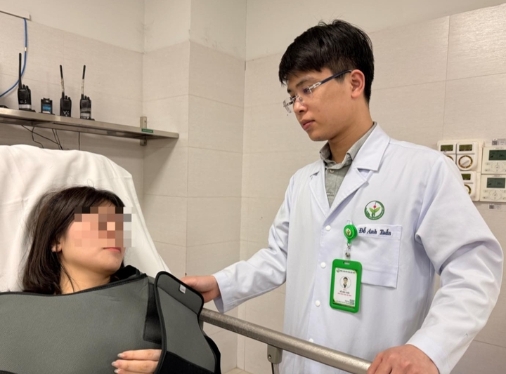 Người phụ nữ gặp nạn trong vụ xe lao xuống vực ở Sơn La. (Ảnh: BVCC)