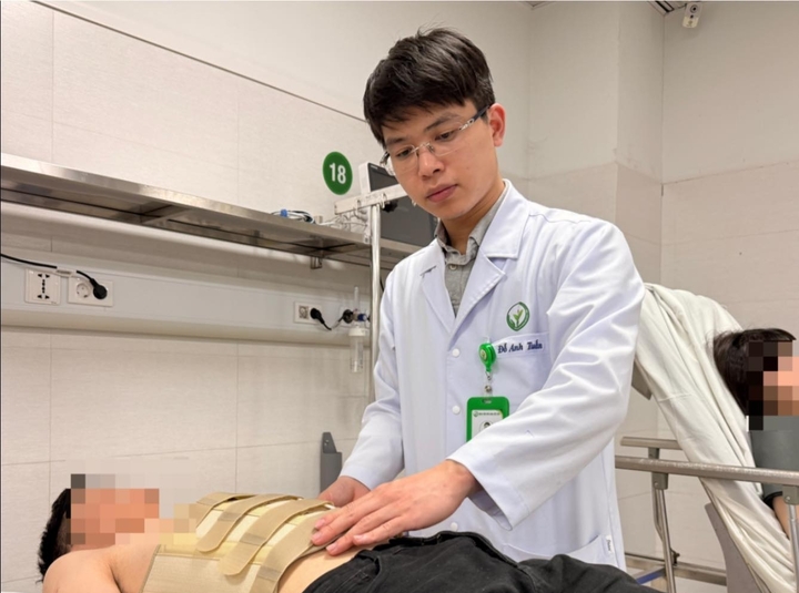 Bác sĩ kiểm tra sức khoẻ cho nạn nhân vụ tai nạn. (Ảnh: BVCC)