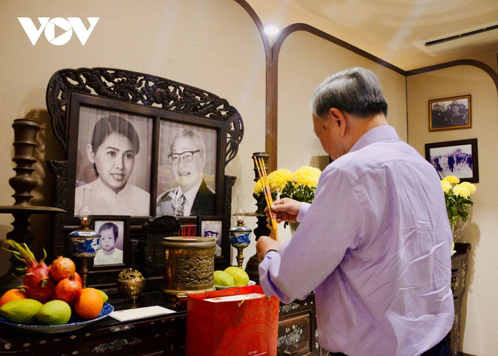 Tổng Bí thư, Chủ tịch nước Tô Lâm thắp hương Thủ tướng Võ Văn Kiệt.