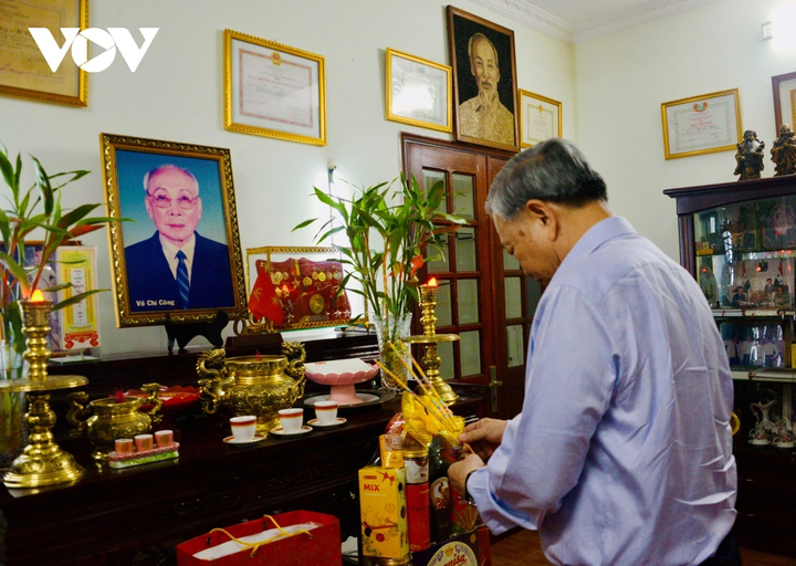 Tổng Bí thư, Chủ tịch nước Tô Lâm thắp hương Chủ tịch Hội đồng Nhà nước Võ Chí Công.