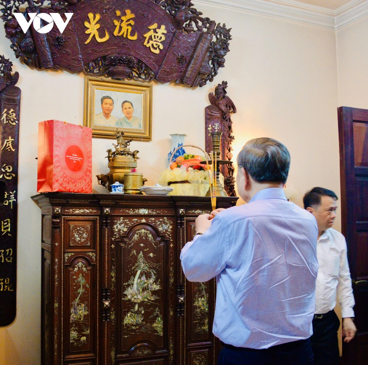 Tổng Bí thư, Chủ tịch nước Tô Lâm thắp hương Chủ tịch Hội đồng Bộ trưởng Phạm Hùng.