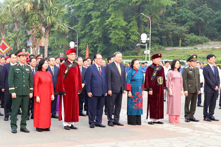 Tổng Bí thư, Chủ tịch nước Tô Lâm cùng các lãnh đạo, nguyên lãnh đạo Đảng nhà nước khởi hành lên núi Nghĩa Lĩnh để dâng hương tưởng niệm các vua Hùng.