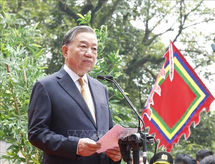 Tổng Bí thư, Chủ tịch nước Tô Lâm nói chuyện với các tầng lớp nhân dân tại Khu di tích lịch sử Quốc gia Đặc biệt Đền Hùng. Ảnh: Thống Nhất/TTXVN