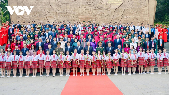 Tổng Bí thư, Chủ tịch nước Tô Lâm và các lãnh đạo, nguyên lãnh đạo Đảng, Nhà nước cùng các đoàn đại biểu, nhân dân, các em thiếu nhi... tại Công trình phù điêu “Bác Hồ nói chuyện với Đại đoàn quân Tiên Phong”, thuộc Khu di tích lịch sử quốc gia đặc biệt Đền Hùng.