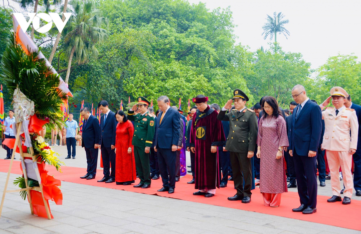 Tổng Bí thư, Chủ tịch nước Tô Lâm cùng các lãnh đạo, nguyên lãnh đạo Đảng, Nhà nước lễ dâng hương tưởng niệm các Vua Hùng.