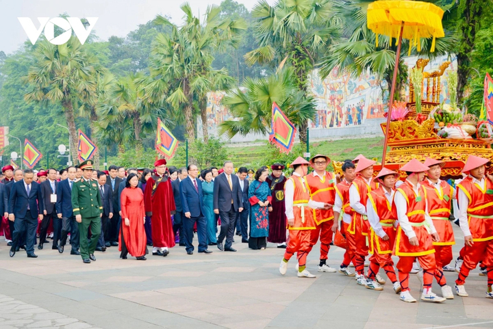 Tổng Bí thư, Chủ tịch nước Tô Lâm cùng các lãnh đạo, nguyên lãnh đạo Đảng, Nhà nước và tỉnh Phú Thọ dự lễ dâng hương Giỗ Tổ Hùng Vương tại Khu di tích lịch sử Đền Hùng.