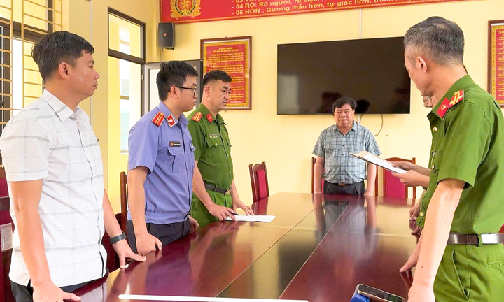 Cơ quan chức năng thông báo quyết định khởi tố bị can. (Ảnh: Công an tỉnh Lào Cai)