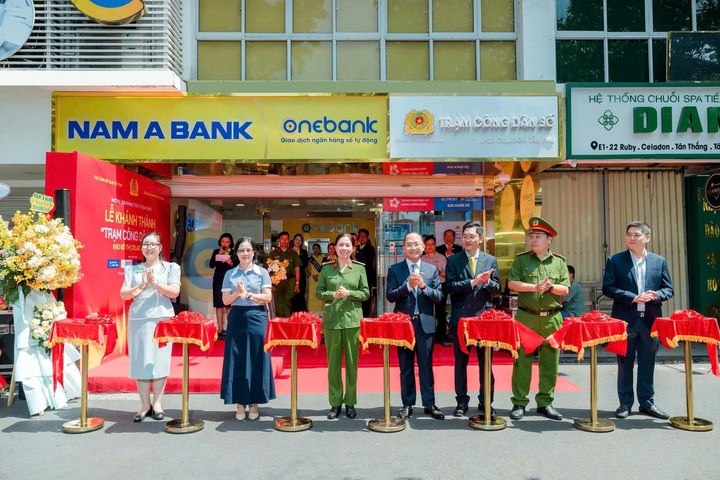 Các đại biểu cắt băng khánh thành Trạm Công dân số tại Onebank Celadon.