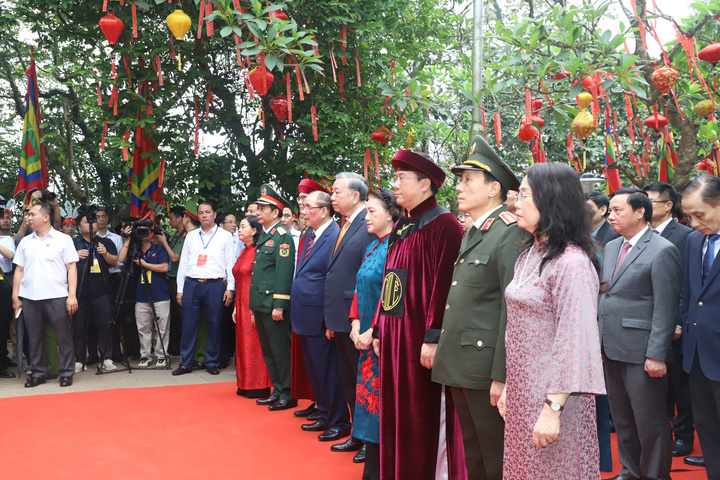 Tổng Bí thư, Chủ tịch nước Tô Lâm và các đại biểu thực hiện nghi lễ tại Đền Thượng.