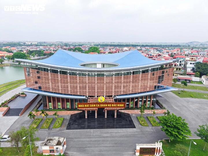 Nằm tại tổ dân phố Viêm Xá, phường Kinh Bắc, tỉnh Bắc Ninh, Nhà hát Dân ca quan họ Bắc Ninh là công trình văn hóa tiêu biểu của vùng đất quan họ, nơi tôn vinh Dân ca quan họ Bắc Ninh, được UNESCO ghi danh là Di sản văn hóa phi vật thể đại diện của nhân loại. Đây cũng là điểm dừng chân quen thuộc của du khách mỗi khi về thăm Đền Giếng, khu thờ Thủy tổ Vua Bà và làng Diềm.