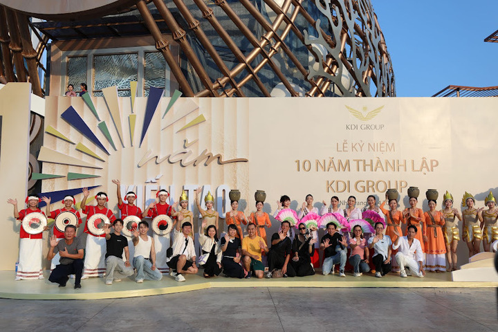 Không gian lễ hội ban ngày tại Vega City thu hút đông đảo du khách với nhiều hoạt động sôi động và đa sắc màu.